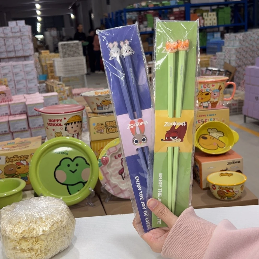 瓷朱迪尼克筷子。合金