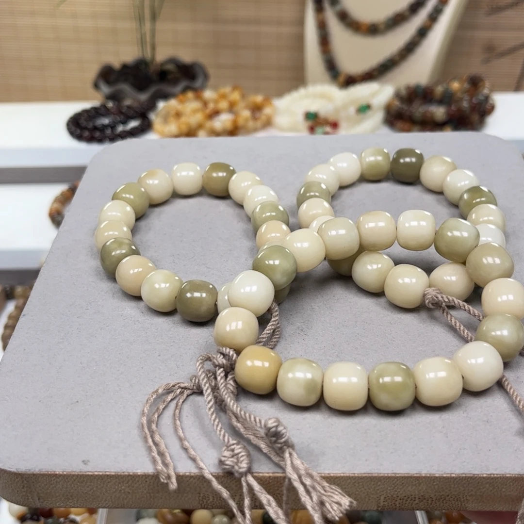 J***吊坠白玉菩提飘花手串三条