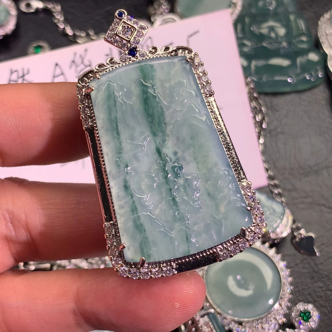 翡翠颈饰未镶嵌山水