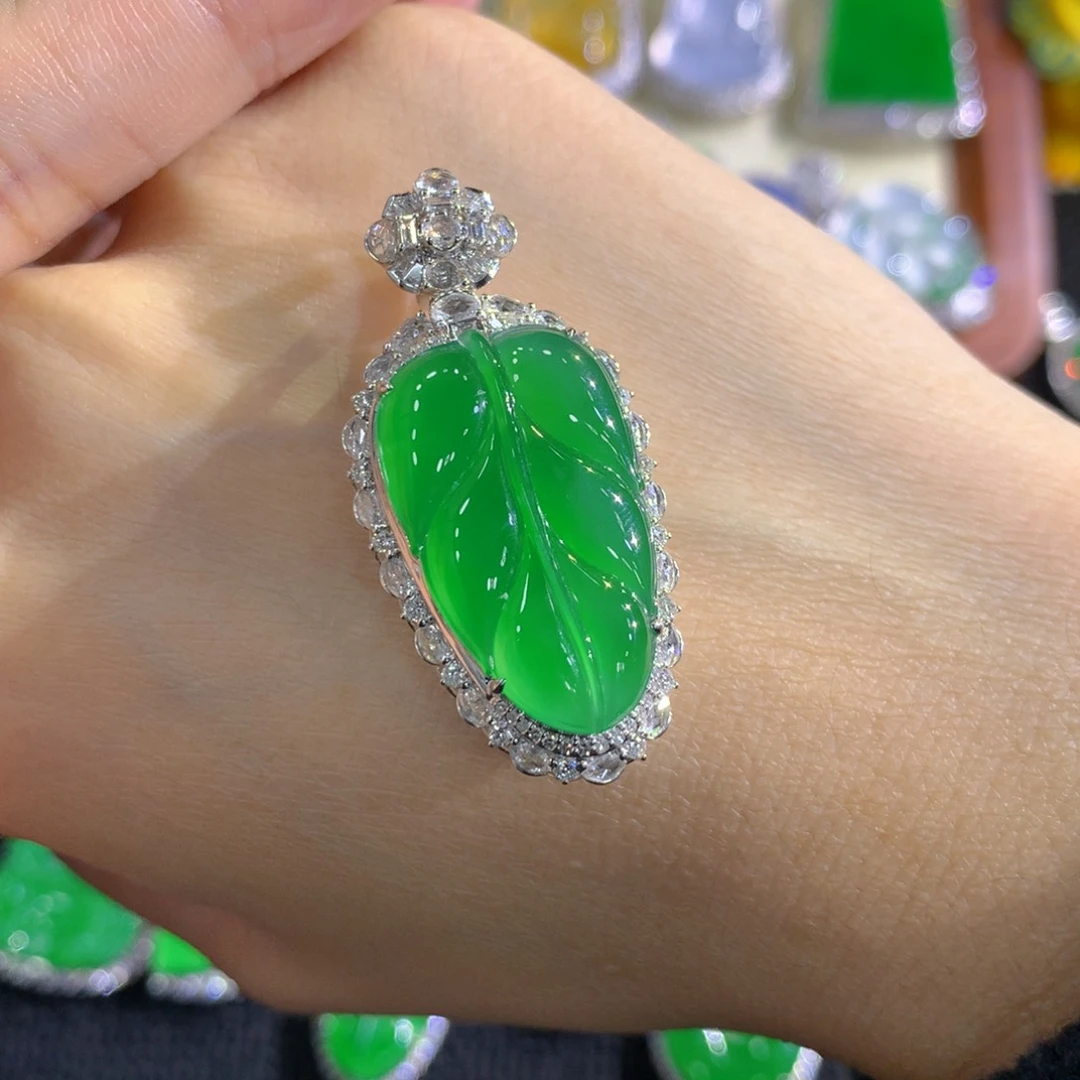 颈饰18K金镶嵌翡翠