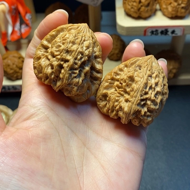 文玩核桃把件28号对歪暴雪40尺带虫眼不退不换