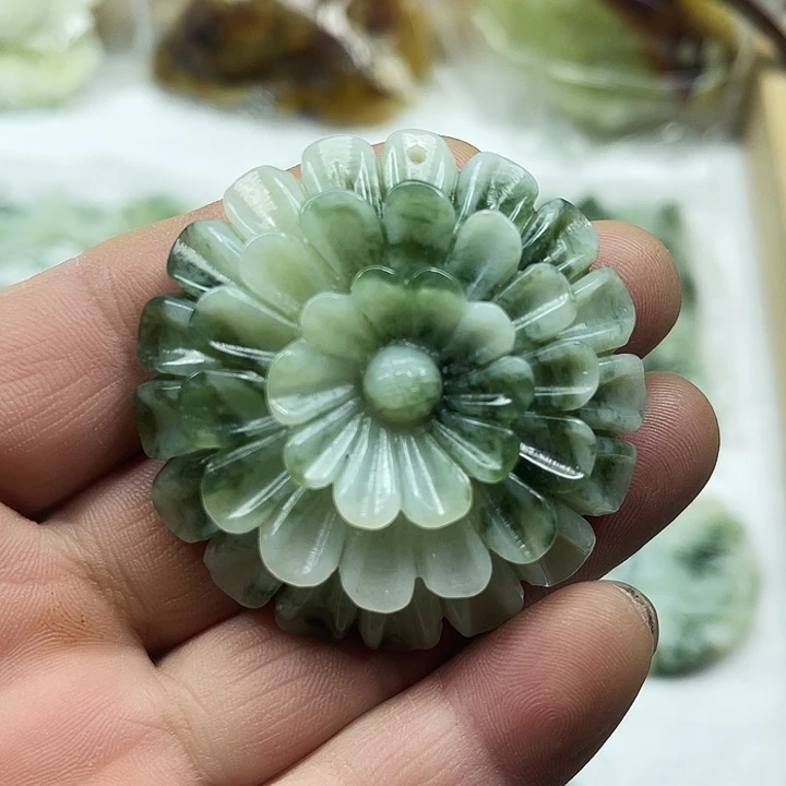 透闪石-蛇纹石玉未镶嵌颈饰