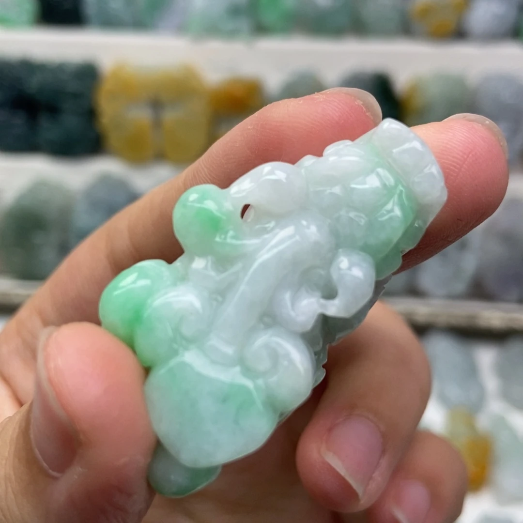翡翠未镶嵌吊坠(赠链)