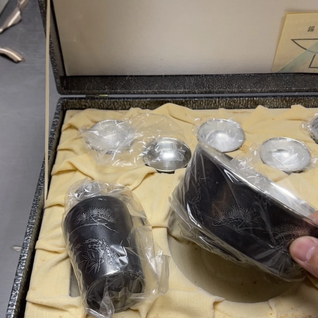 瓷片风**吉密密麻麻地写着一个