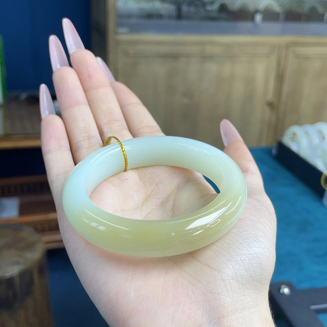 和田玉未镶嵌手镯