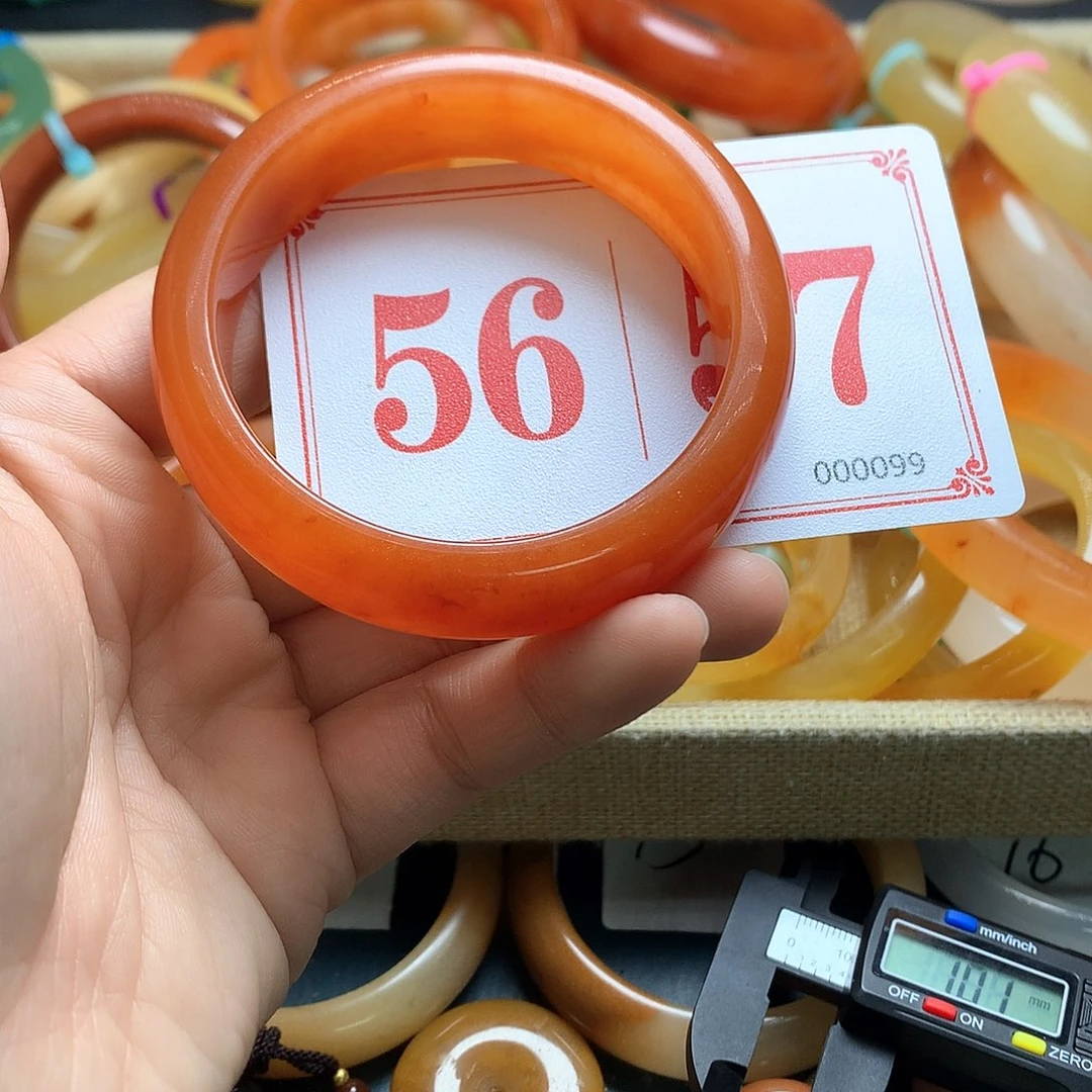 未镶嵌石英质玉（黄龙玉）手镯M****u