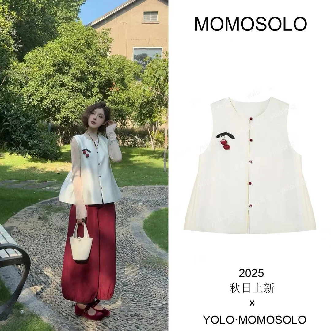 •红了樱桃•2025秋羊毛珍珠缎樱桃手工刺绣花边马甲上衣YM25Q30015