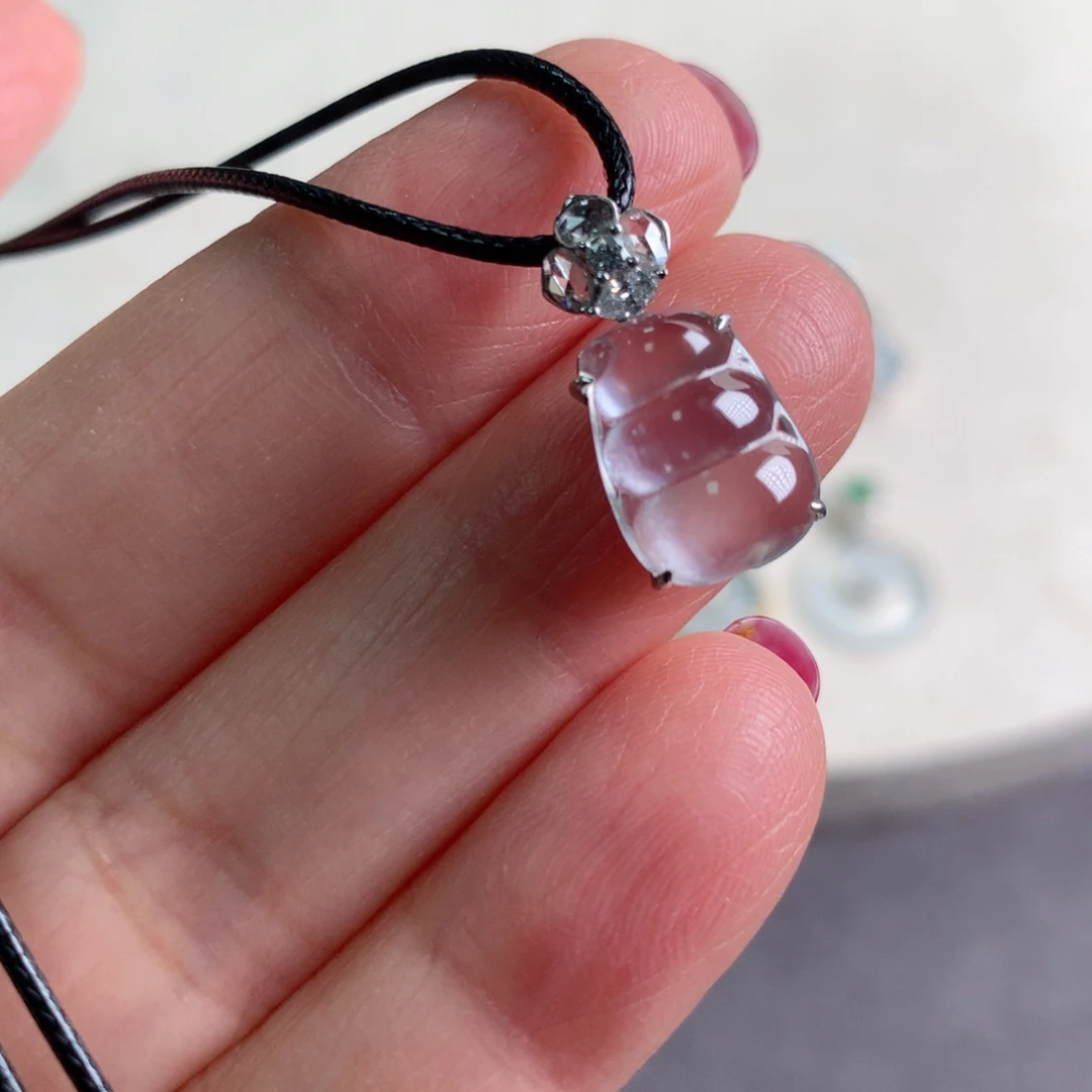 颈饰18K金镶嵌翡翠豆子