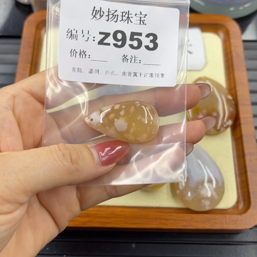 石英质玉默认有瑕未镶嵌?***o