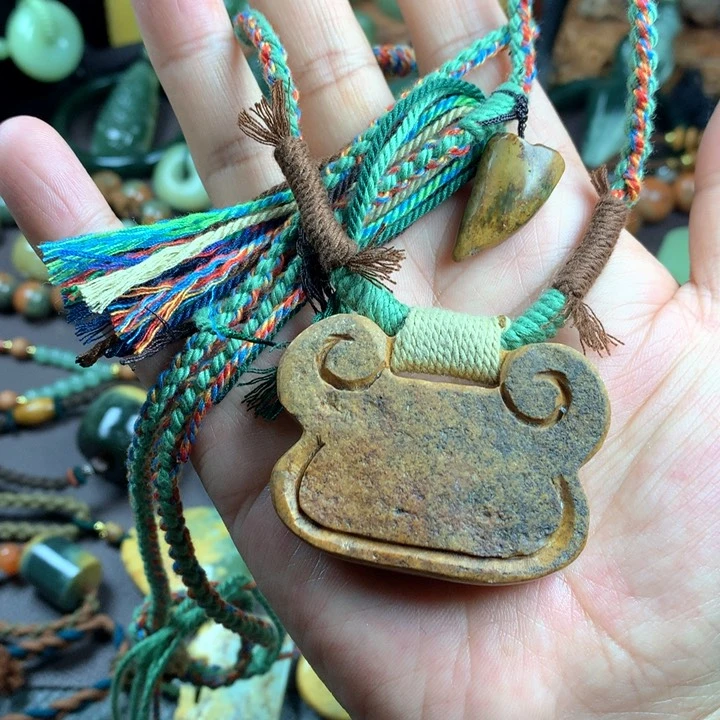 吊坠(赠链)未镶嵌岫岩河磨玉（透闪石质玉）