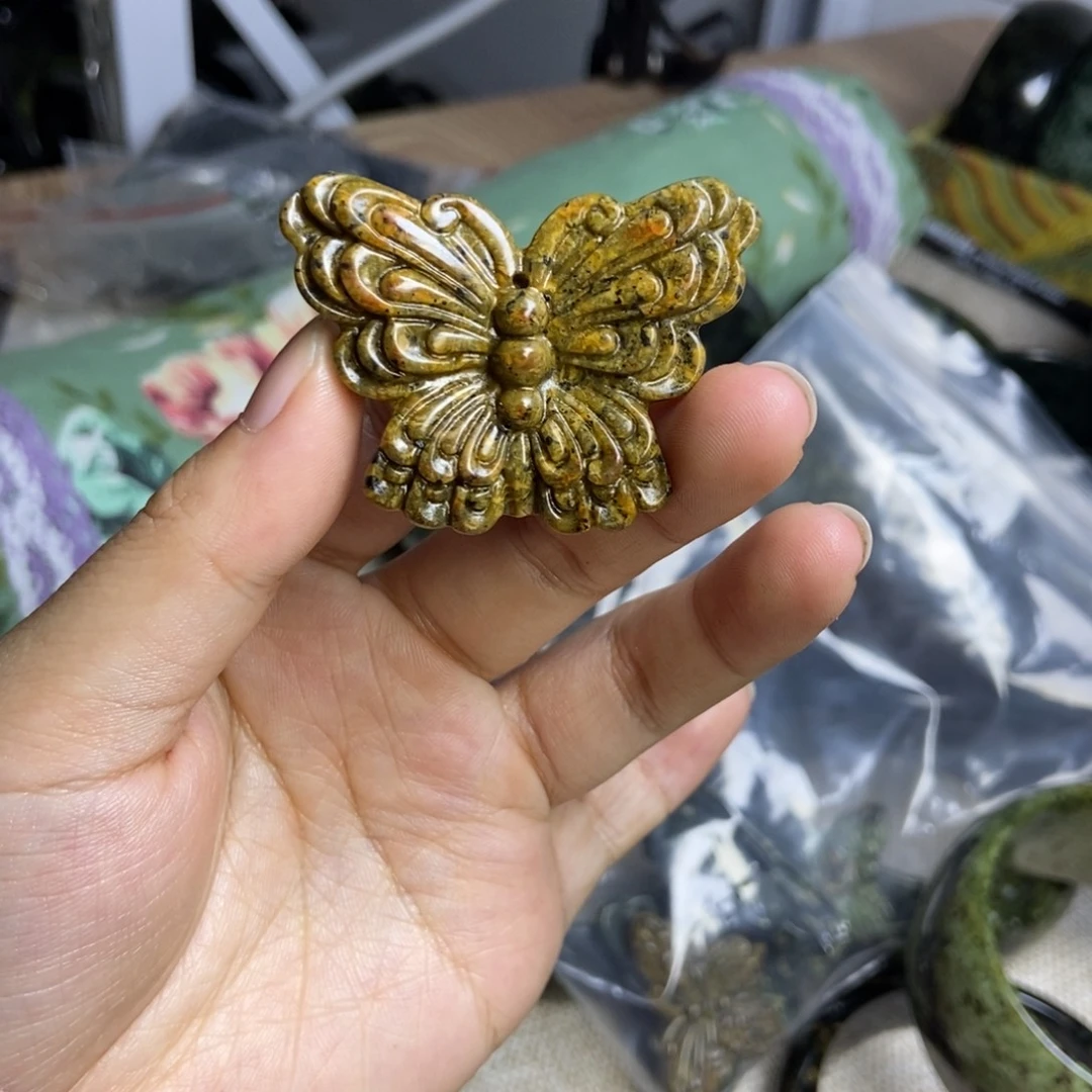 蛇纹石玉未镶嵌药王石蝴蝶吊坠