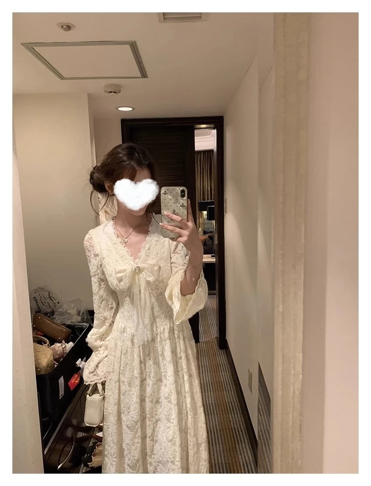 雾月白兰 蕾丝氛围感长袖V领花边收腰长款连衣裙