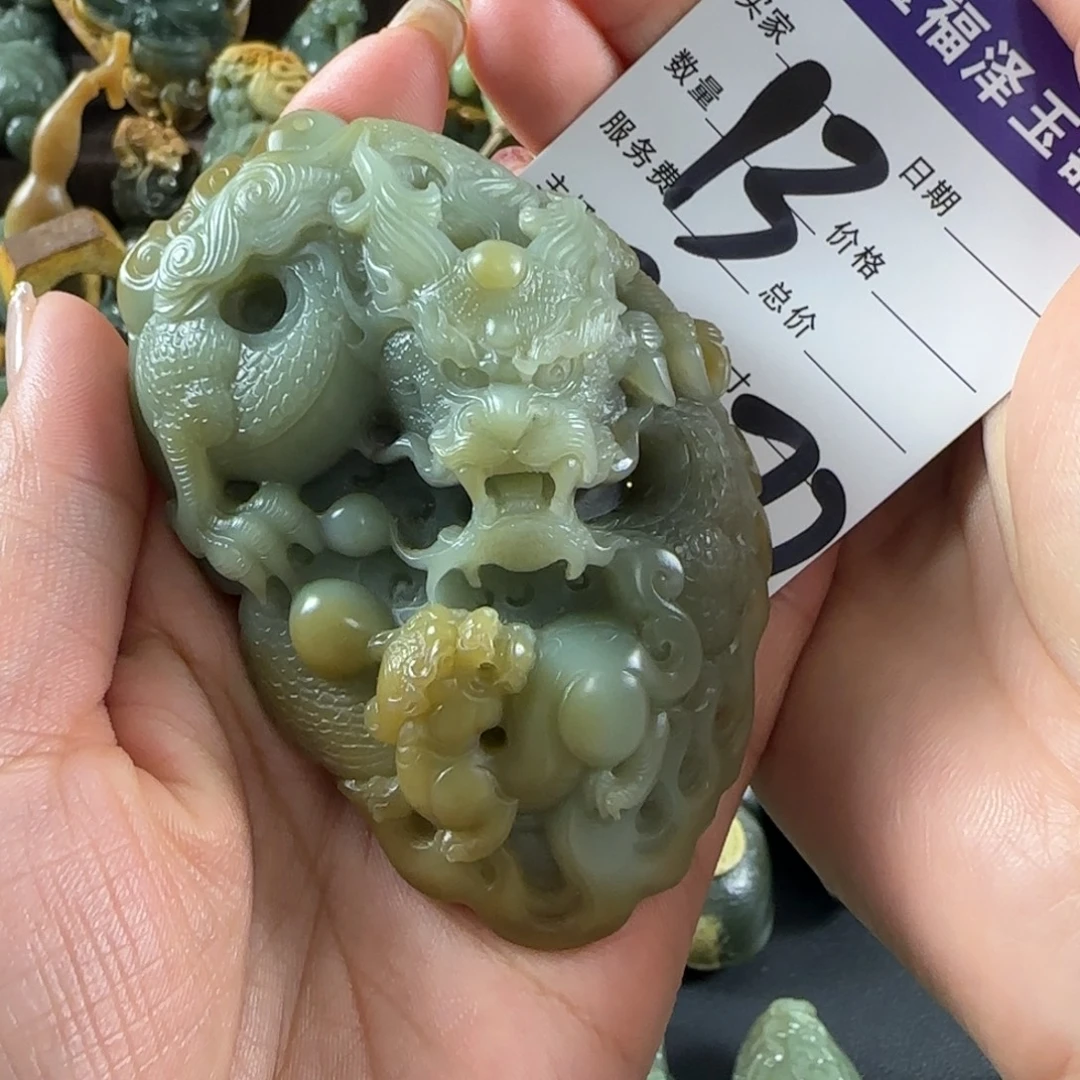 巴***瓦透闪石质玉未镶嵌把件