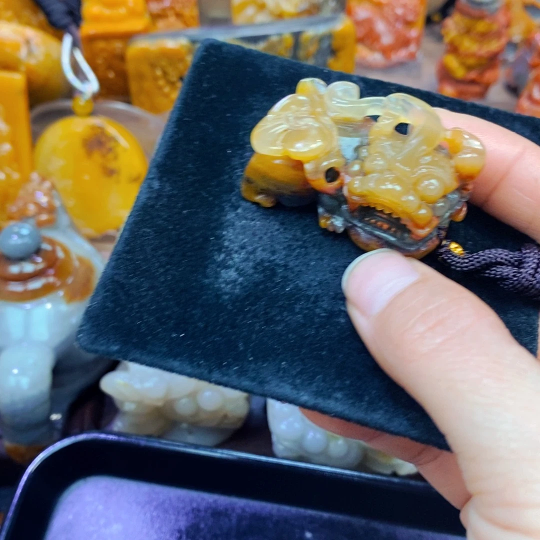 未镶嵌石英质玉（黄龙玉）颈饰