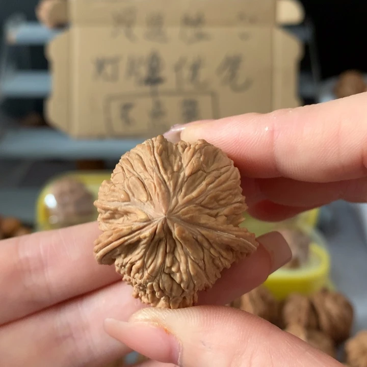 有***角吊坠文玩核桃异形单只，有瑕疵