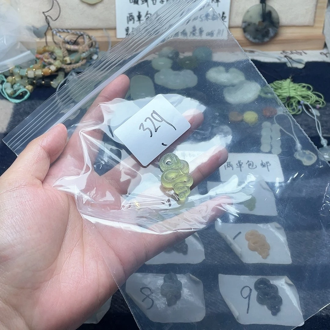 蛇纹石玉颈饰未镶嵌程*七