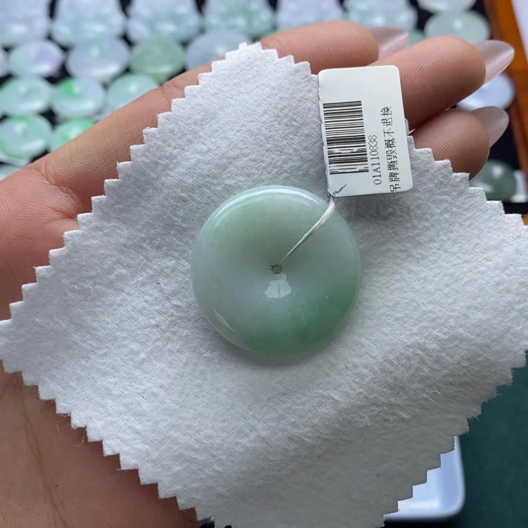 翡翠颈饰未镶嵌平安扣