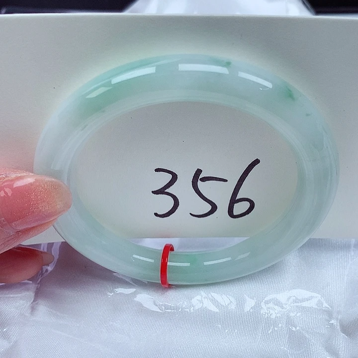 翡翠手镯未镶嵌翡翠