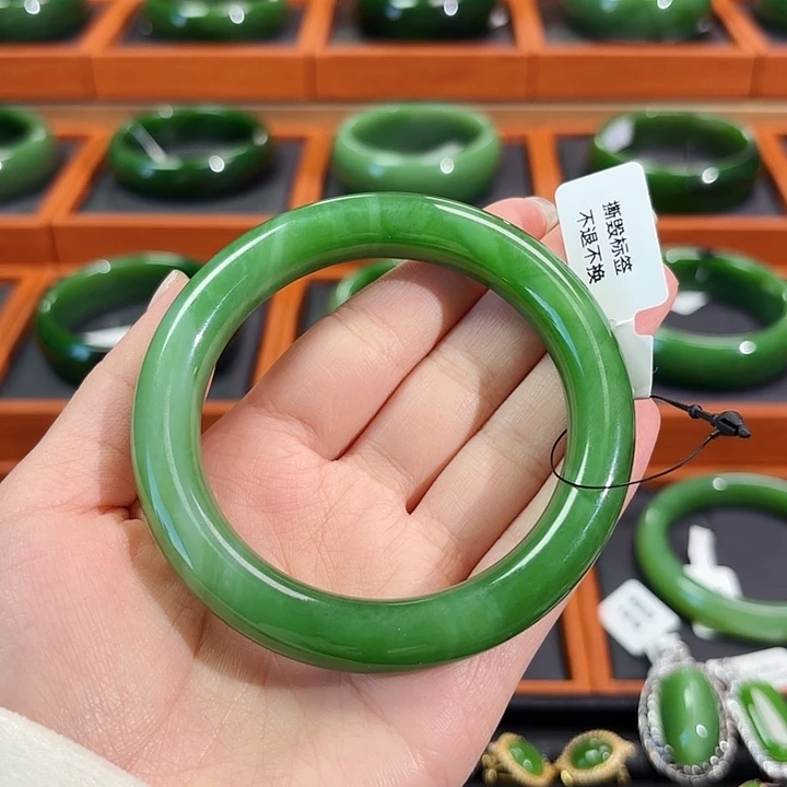 伟****和田玉（碧玉）未镶嵌手镯圆条粉绿cha