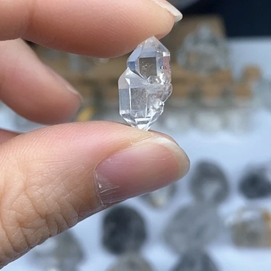 水晶颈饰未镶嵌共生