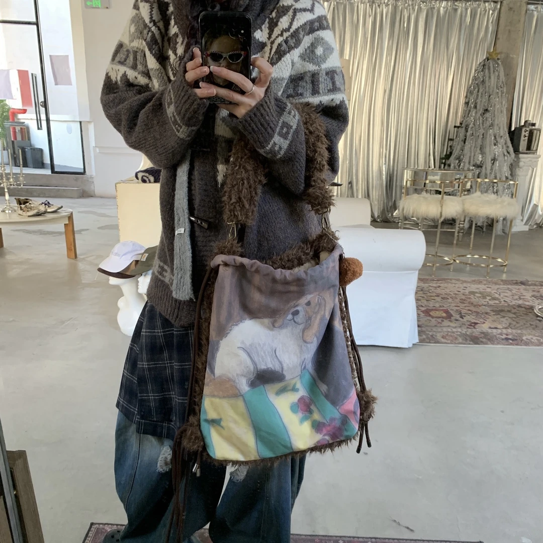 198布丁 美式复古小狗的房间毛绒包双面抽绳可调节多功能斜跨单肩