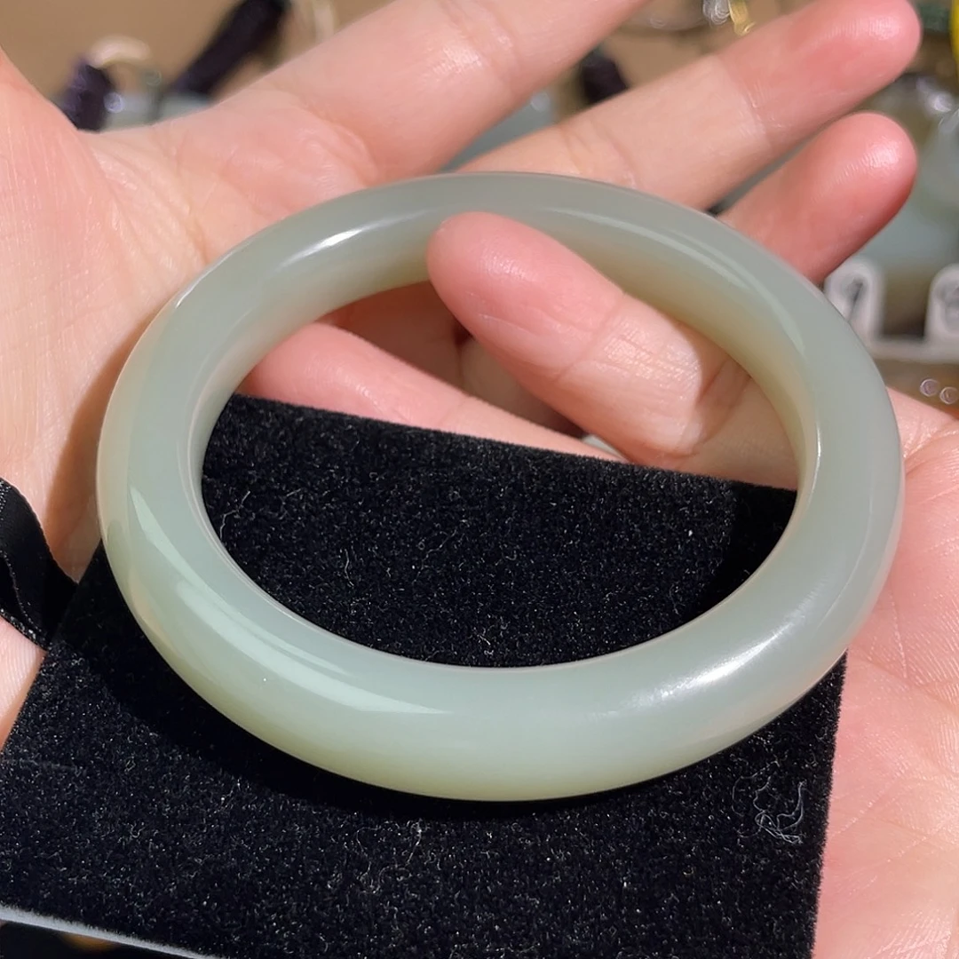 弗***尔和田玉未镶嵌手镯