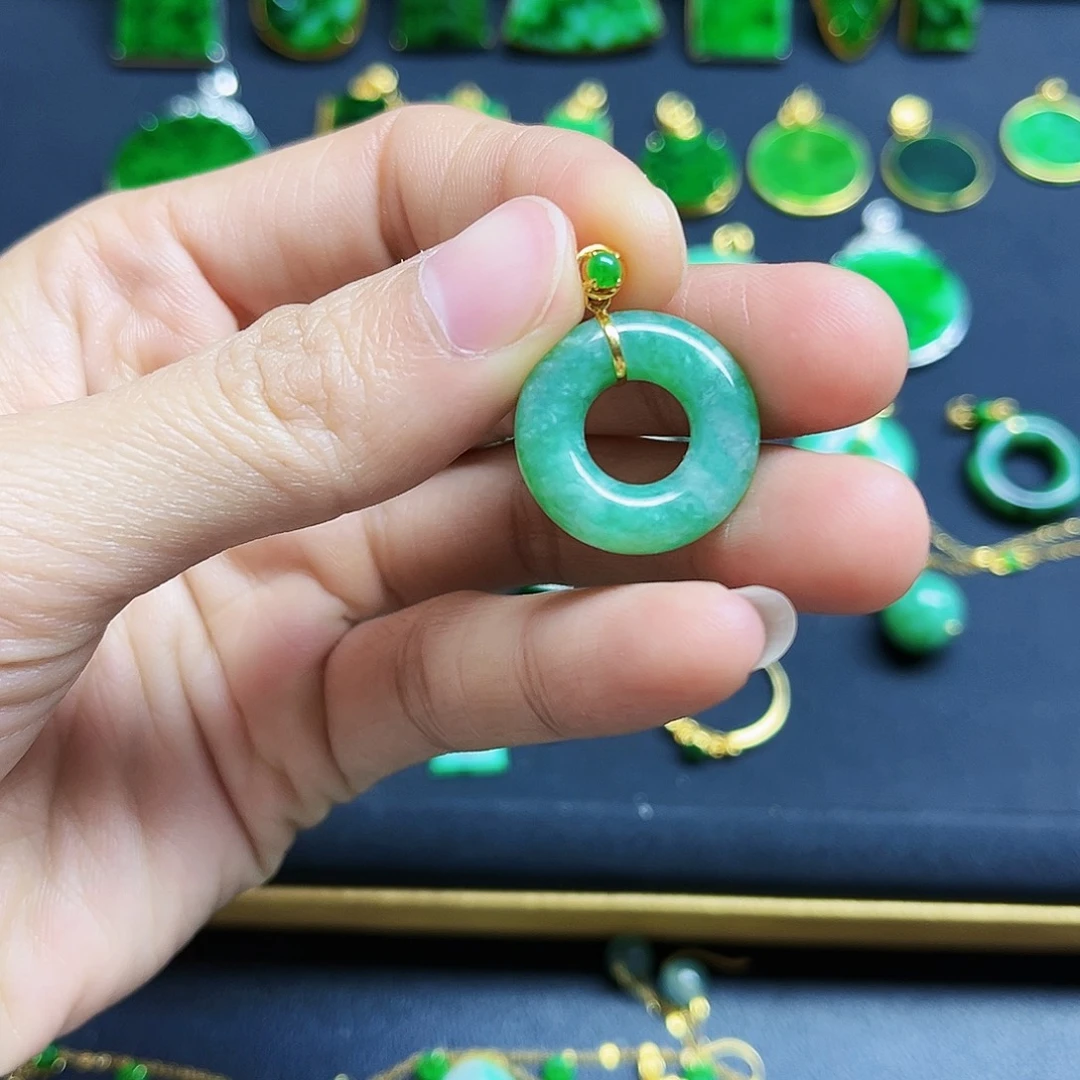 翡翠18K金镶嵌颈饰