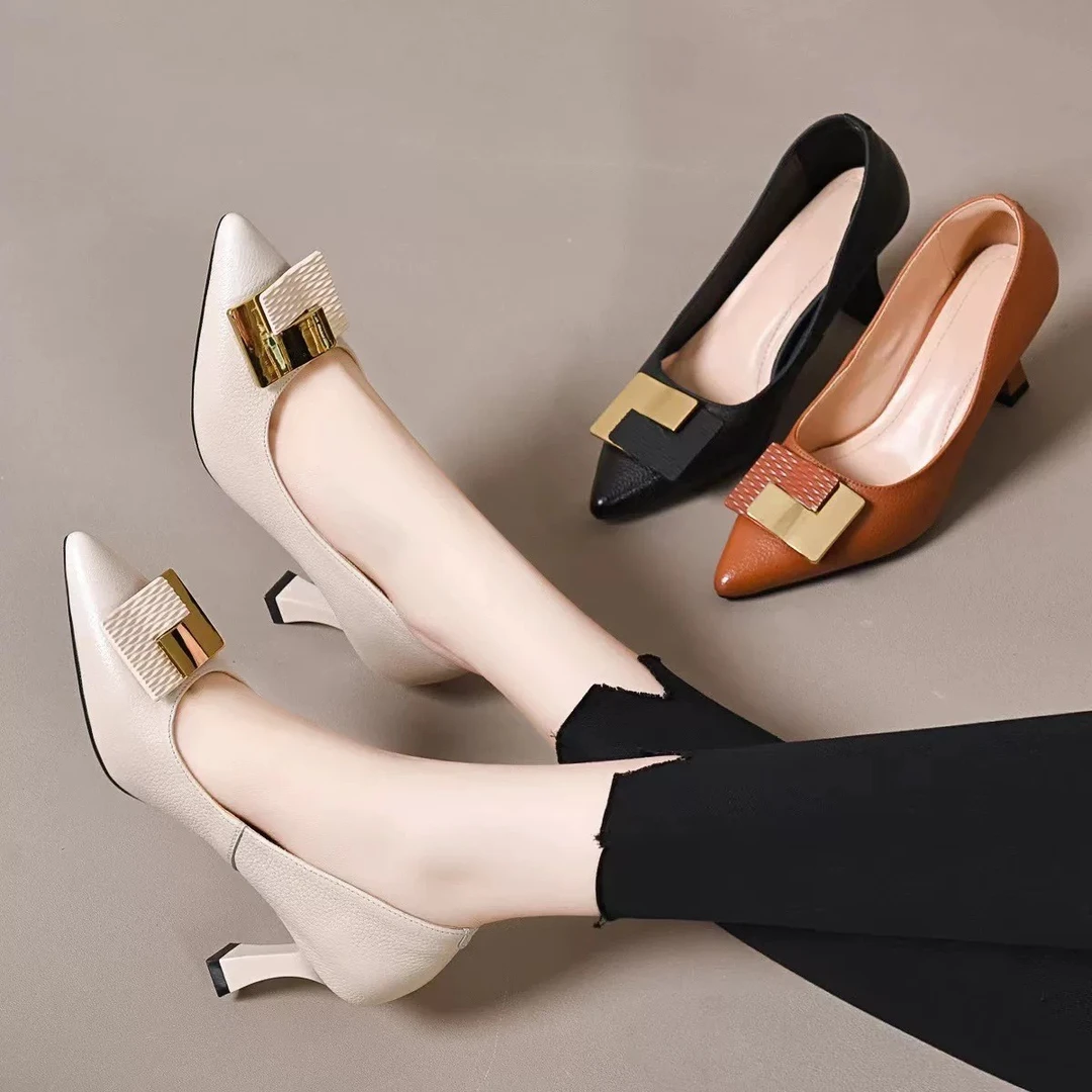 金属方扣尖头中高跟鞋女新款2025春季新款百搭不累脚黑色细跟单鞋