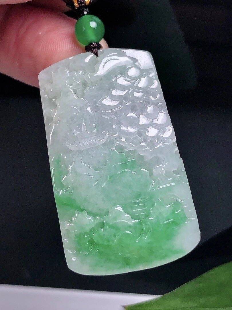 缅甸天然翡翠A货，冰润飘正阳绿山水牌小吊坠有纹山水牌翡翠a级货