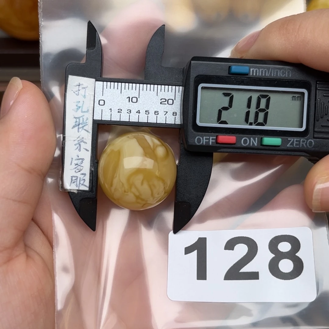 未镶嵌蜜蜡裸石张****?微瑕