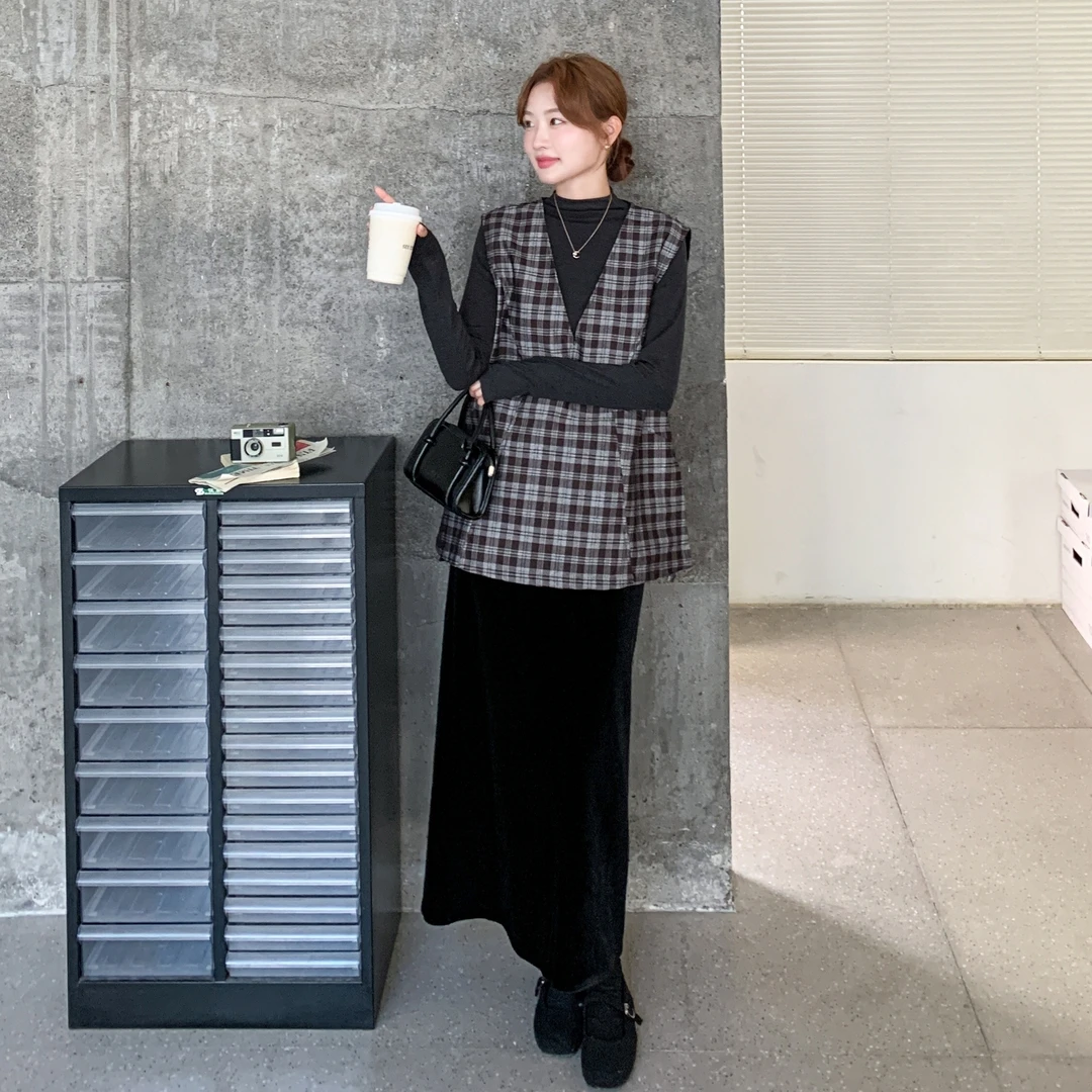 巨好看的早秋穿搭一整套女2025新款格纹马甲半身裙打底衫三件套