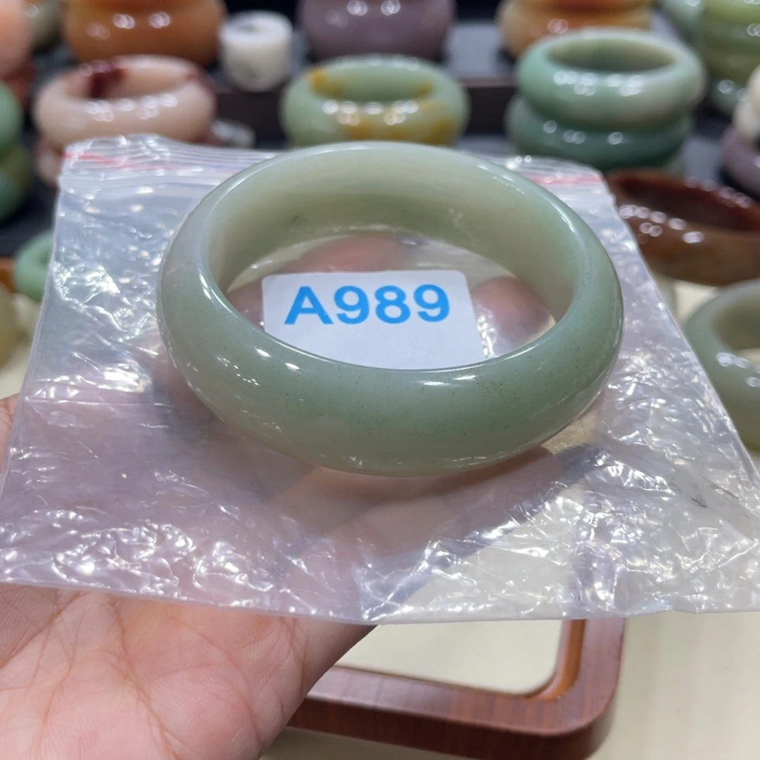 未镶嵌手镯石英岩玉好***。