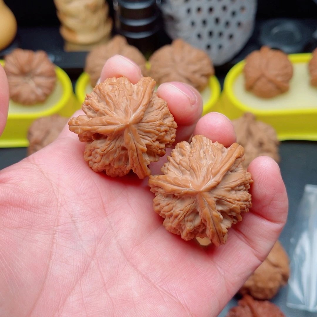 文玩核桃吊坠麦穗虎头三棱