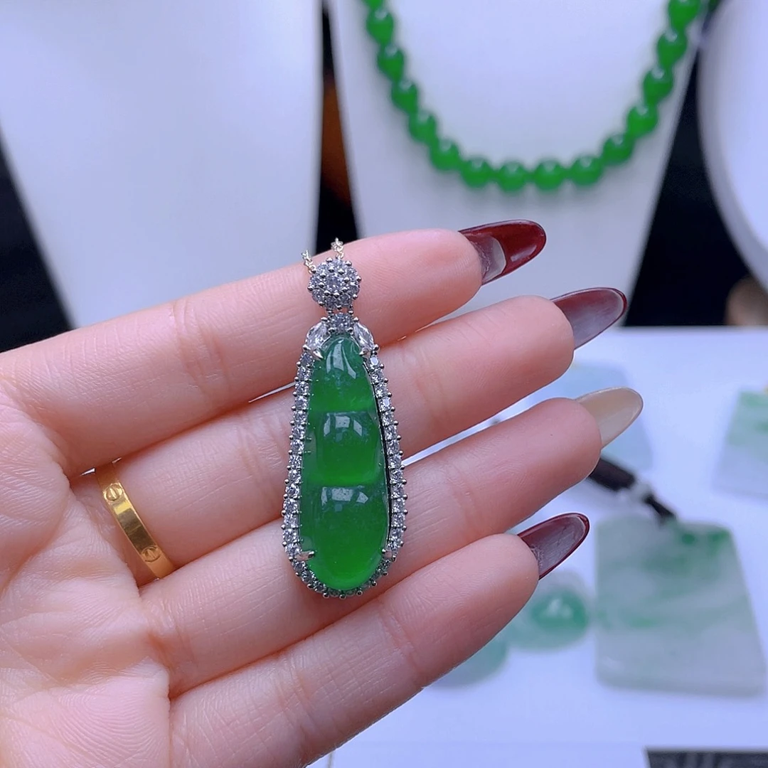 翡翠吊坠(赠链)未镶嵌