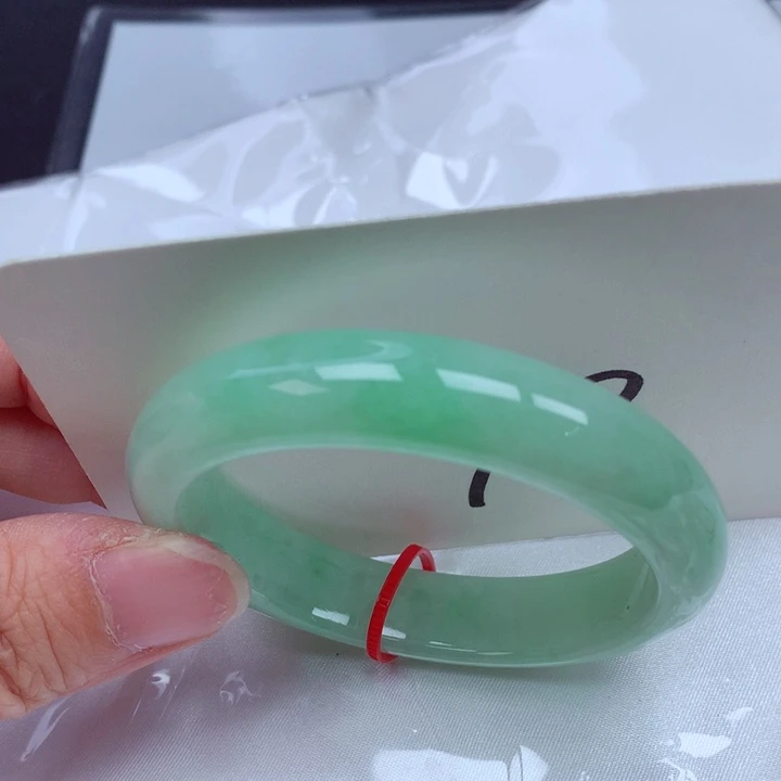 翡翠手镯未镶嵌翡翠