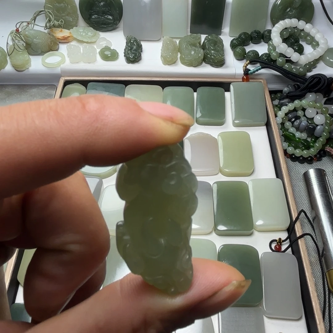 咕***噜和田玉未镶嵌颈饰