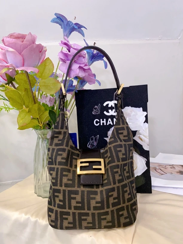 95新 FENDI/芬迪 兔兔奢/芬迪薯条单肩包/231202032