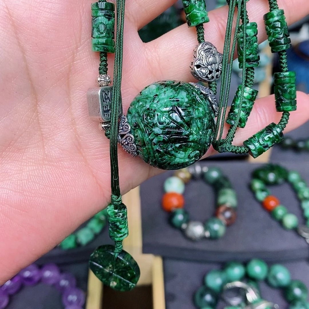 翡翠颈饰未镶嵌祥*阁漂亮美眉