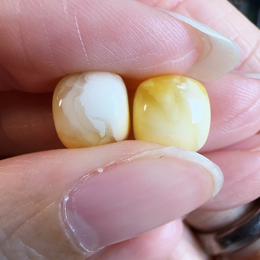 蜜蜡未镶嵌裸石两颗9mm老型单珠