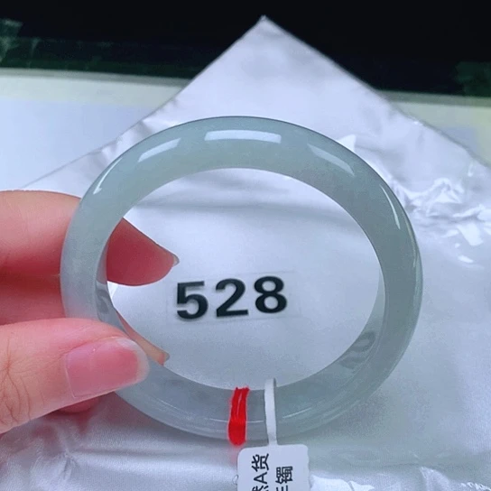 翡翠手镯未镶嵌翡翠手镯