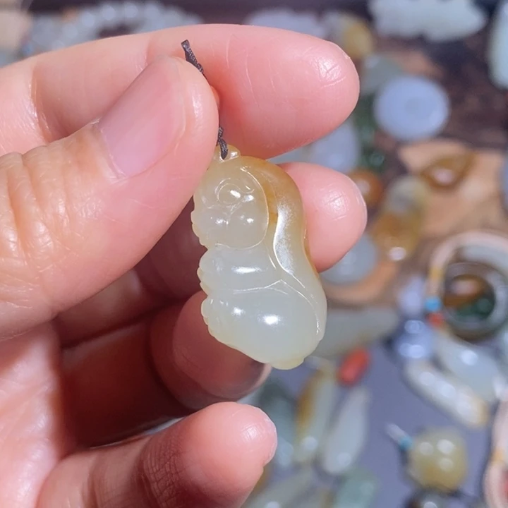 若***梦和田玉未镶嵌颈饰