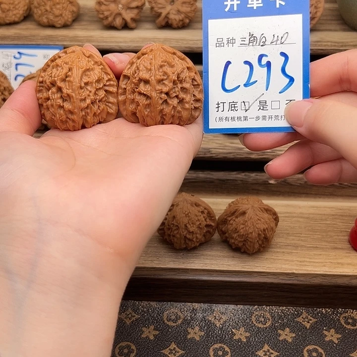文玩核桃吊坠三角白40