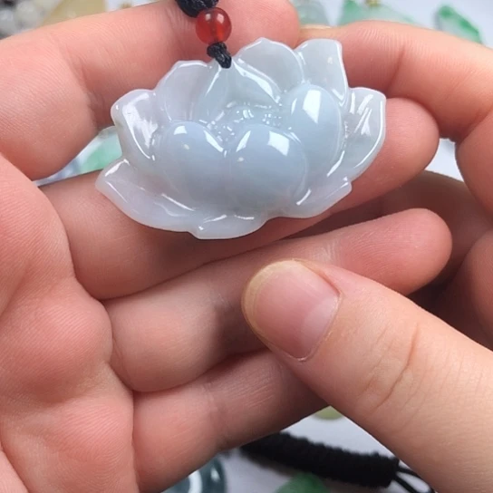 惜****颈饰未镶嵌翡翠莲花