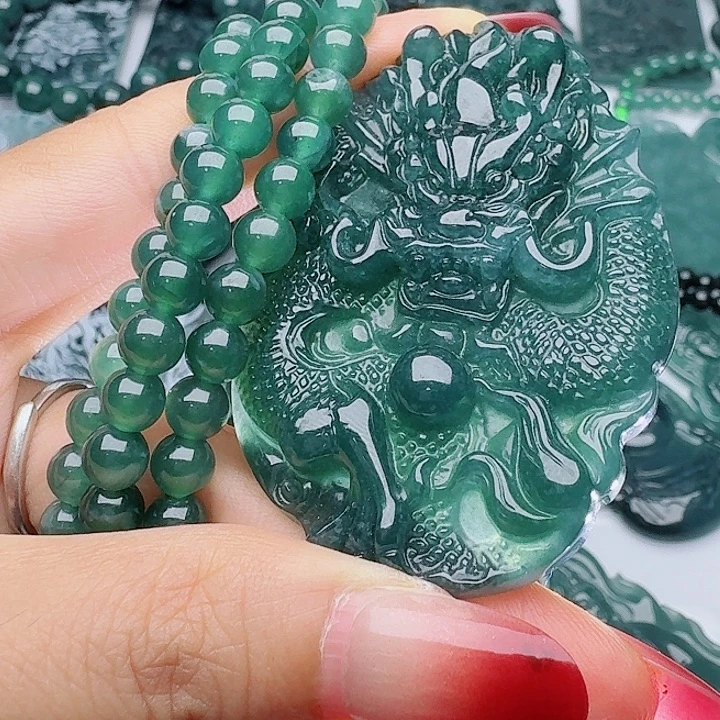 翡翠未镶嵌颈饰多样性发其一