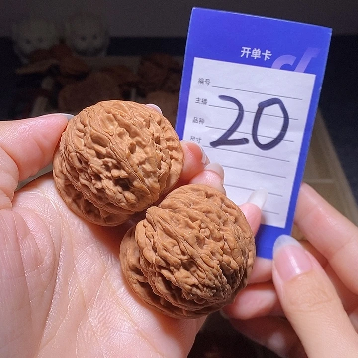 文玩核桃把件虎头43左右