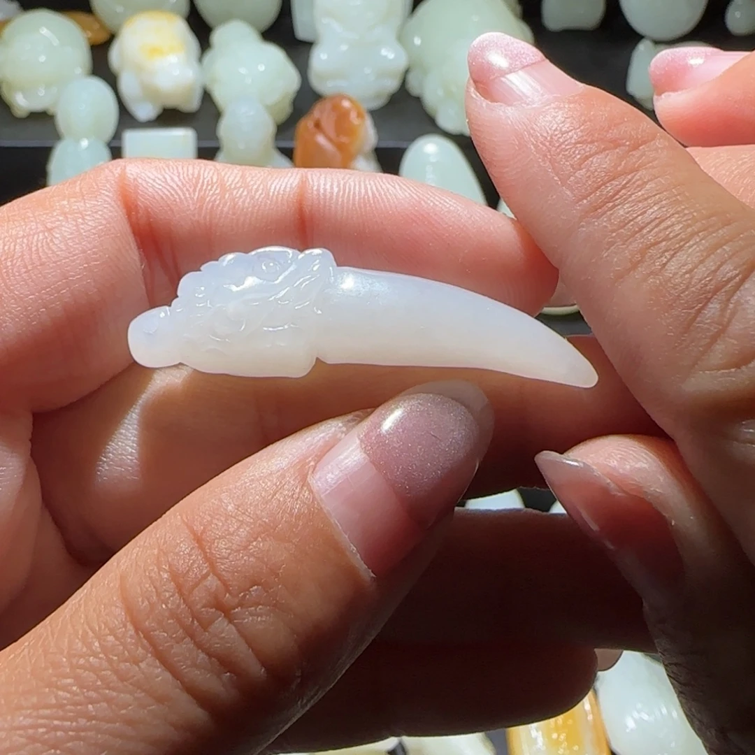 ****儿和田玉未镶嵌颈饰