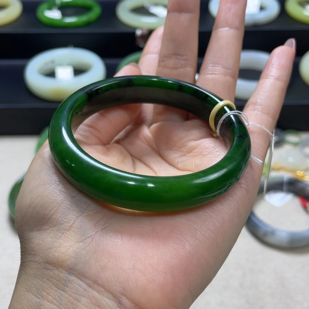 和田玉(碧玉)未镶嵌手镯俄碧辣阳绿聚红皮
