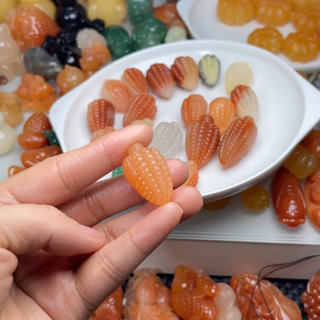 博***宝石英质玉（金丝玉）未镶嵌颈饰