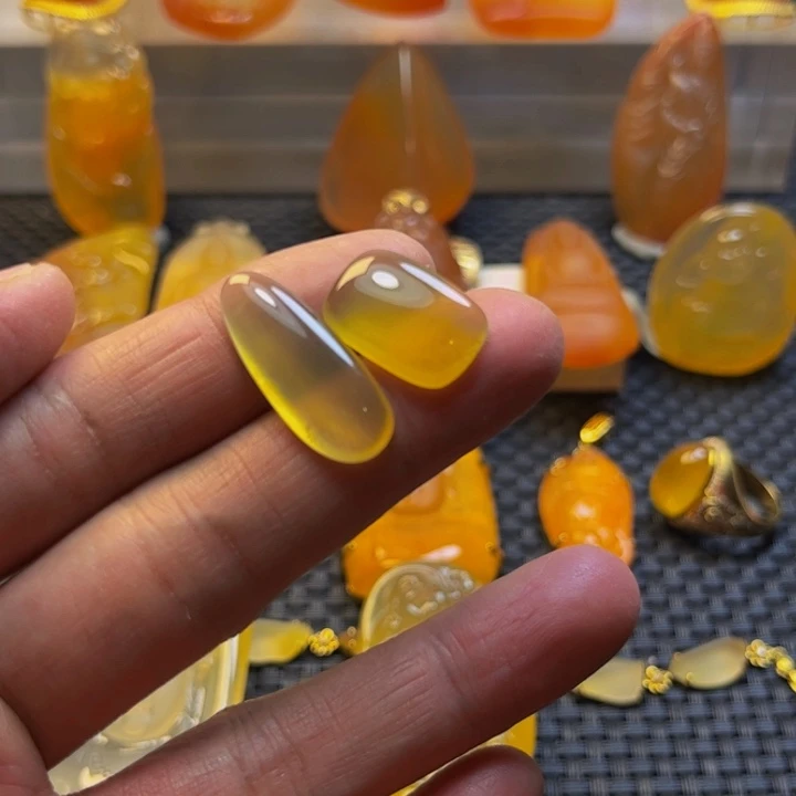 西***域未镶嵌旦面石英质玉