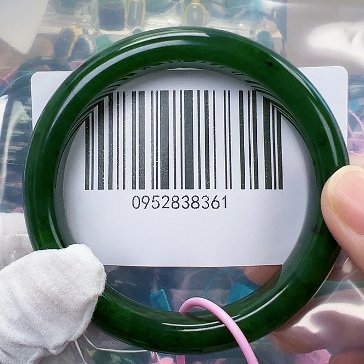 未镶嵌手镯和田玉微瑕6061